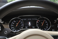 時計回りに表示される速度計（写真左）とエンジン回転計（同右）。速度計には330km/hまで目盛りが刻まれる。