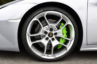 タイヤサイズは前が245/30ZR20で、後ろが305/30ZR20。ブレーキキャリパーのグリーンペイントはオプション。