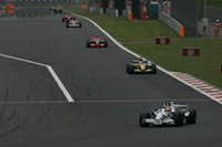 序盤レースをリードしたクビサ（手前）は、劣勢のマシンで健闘し2位でフィニッシュ。ポイントリーダー、ハミルトンの12点後方というポジションにつけた。残り2戦で奇跡の大逆転チャンピオンとなるか？（写真＝BMW）
