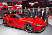 デザインチームが一堂に会する。右から5人目がCaltyのチーフデザイナー、アレックス・シェン氏。（写真＝トヨタ）