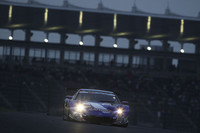 グランドスタンドをバックにダンロップコーナーを駆け上がる3位のNo.100 RAYBRIG HSV-010(伊沢拓也/山本尚貴組)。