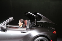 「MX-5 RF」のハードトップは、車速が10km/h以下なら走行中でも開閉が可能とされている。