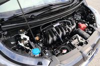 テスト車「フリードG Honda SENSING」の1.5リッター直4直噴エンジン。アイドリングストップ機構が備わる。