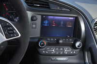 新型「コルベット」は、Bluetooth通信やオーディオなどを操作するインフォテインメントシステムの「シボレーMyLink」を標準装備。オプションでナビゲーション機能も用意されている。
    