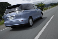 全車「VDIM」（ビークル・ダイナミクス・インテグレーテッド・マネージメント）を標準で装着。VSC（ビークル・スタビリティ・コントロール）、TRC（トラクション・コントロール）、EBD（電子制動力配分制御）付きABS、EPS（電動パワーステアリング）などを統合制御し、車両の安定性を保つ。