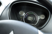 バッテリーの使用状況が一目でわかるパワーメーター。メーターの針がEcoゾーンからPowerゾーンにいくにしたがって電力消費モードが増え、左側のChargeゾーンに移動すると充電モードになる。