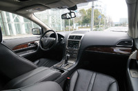 ブラックレザーとウォールナットで仕立て上げられるインテリア。シートヒーターやステアリングヒーターが標準で備わる。