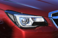 「アダプティブドライビングビーム」は車速が約30km/h以上の速度域で作動。対向車や先行車を検知してハイビームの照射範囲を調整するほか、高速走行時には自動でハイビームとロービームを切り替える。