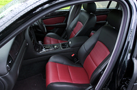 「XJR」に標準設定されている、2トーンのスポーツレザーシート。