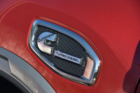 フロントフェンダーに配置されたオーナメントには、エンジンメーカー「カミンズ」の名が記されている。