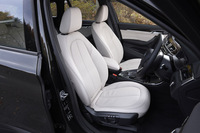 新型「X1」のフロントシート。テスト車にはダコタレザーシートやウッドトリムなどからなる「ハイラインパッケージ」が選択されていた。