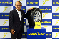 「ベクター4シーズンズ ハイブリッド」と日本グッドイヤー代表取締役社長の金原雄次郎氏。