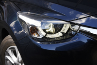 LED式のヘッドランプ（オプション）。省電力化により、燃費の向上にも貢献するという。
    