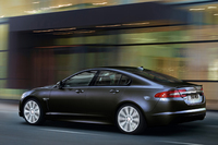 ジャガー、スポーティーな装いのXFを追加発売の画像