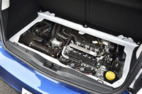 荷室のフロアボードを取り外すと1リッター直3自然吸気エンジン（71ps、9.3kgm）が現れる。リアのサスペンション形式は従来と同じドディオン式。