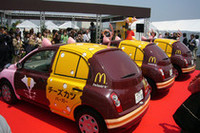 【写真上下】マーチのヘッドランプを目に見立て、耳やしっぽまで生やした「ぶたCAR」。
日本全国ブィブィ走るぞ（？）。 