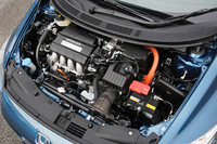 1.5リッターガソリンエンジンとモーターを組み合わせる心臓部。MTとCVTで、ガソリンエンジンのアウトプットは1psと0.1kgmの差がある。