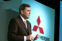 
	挨拶をする、三菱自動車のロルフ・エクロート最高経営責任者。
	 