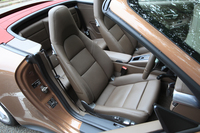 試乗車には、標準シートの機能に加え、14方向の電動調整が可能なエレクトリックコントロールスポーツシートが装着されていた。