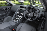 「Fタイプ クーペ」の運転席まわり。計器類の視認性に配慮し、ステアリングホイールの中心部分は下方にオフセットされている。