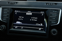 燃費データの表示やアダプティブシャシーコントロール「DCC」の操作が可能なタッチパネル。
    