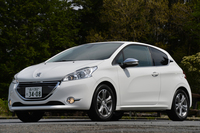 日本市場では2012年12月に発売された「プジョー208アリュール」。4気筒エンジンを積む他の「208」と異なり、唯一3気筒ユニットを搭載する。
    