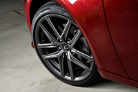 タイヤは、他の仕様では205/55R16もしくは225/45R17の前後同サイズが標準だが、“Fスポーツ”では前が225/40R18、後ろが255/35R18の組み合わせとなる。
    