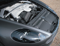 例によってバルクヘッドにめり込むようにフロント・ミドシップされた6リッターV12エンジンはインテーク・マニフォールドやヘッド周りが改良され、517ps（380kW）と570Nm（58.1mkg）を発揮する。ギアボックスは今のところトランスアクスル式6段MTのみ。