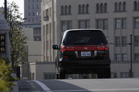 スピーカーを使って車内の“こもり音”を打ち消す「アクティブノイズコントロール」を備える。加速時のエンジン音は負けじと（？）盛大。