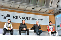 写真左より、フランスのルノー・スポール社からやってきたインターナショナル・マーケティング・マネージャーのジャン・カルカ氏、クリオR3Tヨーロピアントロフィーで活躍中のラリードライバーであるエマニエル・ギグ選手、ルノー・ジャポンの広報部のフレデリック・ブレン氏、ヨーロッパでフォーミュラ・ルノー2.0ユーロカップとNECシリーズに参戦中の笹原右京選手。