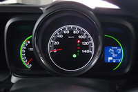 すべてのグレードで、メーターは写真の3眼式となる。スピードメーターの中には、運転の“エコ度合い”を知らせるエコインジケーターも備わる。