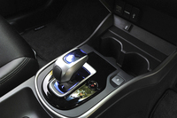 ホンダの「グレイス」には、「フィット」や「ヴェゼル」と同じデュアルクラッチ式の7段ATが与えられる。バイワイヤ式のシフトレバー（写真）前方には、HDMIやUSBの端子も。