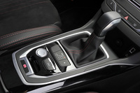 「308」のトランスミッションはトルコン式の6段AT。パーキングブレーキは電子制御式となっている。