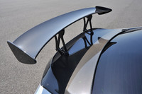 空力性能を高めるため、ボディーにはCFRP製の大型リアスポイラー、フロントスポイラー、バンパーサイドフィンなどのエアロパーツを装備している。