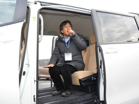 試乗会でのひとこま。開口部の広さや2列目シートのゆとりなど、新型「ヴォクシー／ノア」の特徴を参加者に説明する、水澗チーフエンジニア。
    