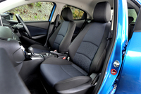 「XD」の前席。シートの材質はクロス、カラーはインディゴブラック。ガソリンモデル「13S」グレードと共通。