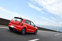 「ポロGTI」のMT車のJC08モード燃費は、15.9km/リッター。DSG車では17.2km/リッターとなっている。指定燃料は無鉛プレミアム（ハイオク）。ともに、燃料タンクの容量は45リッター。