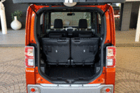 広さだけでなく、多彩なシートアレンジも「ウェイク」の特徴。床下にも容量約90リッター、深さ320mm（FF車の数値）の収納スペースを備えている。（写真をクリックすると、シートアレンジが見られます）
    