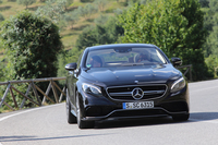 レフトハンダーを行く「S63 AMGクーペ」。「カーブ・チルティング・ファンクション」によって車体がわずかに“逆ロール”しているのがわかるだろうか。