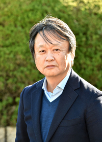 深澤直人（ふかさわ なおと）
	プロダクトデザイナー
	NAOTO FUKASAWA DESIGN代表。卓越した造形美とシンプルに徹したデザインで、イタリア、フランス、ドイツ、スイス、 北欧、アジアなど世界を代表するブランドのデザインや、日本国内の企業のデザインやコンサルティングを多数手がける。電子精密機器から家具・インテリアに至るまで、手がけるデザインの領域は幅広く多岐にわたる。2010年よりグッドデザイン賞審査委員長。 日本民藝館五代目館長、多摩美術大学教授。