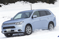 「ツインモーター式4WDシステム」を採用する「アウトランダーPHEV」。
    