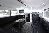 まるで家のような（？）インテリア。操船は、自動車のものに似たステアリングホイール（写真奥）で行う。同様のコクピットが船外（デッキ最上部）にもある。