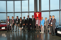 記念撮影を行う、9組のオーナーと、テスラモーターズのイーロン・マスクCEO（右から7人目）およびテスラモーターズジャパンの樺山資正 代表執行役員社長（右から6人目）。
    