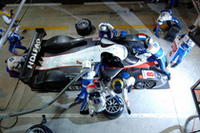 ピット作業中の、No.8プジョー908。
（写真＝プジョー）