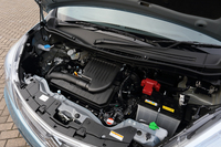 1気筒あたり2本のインジェクターが備わる1.2リッター4気筒の「デュアルジェットエンジン」。従来のエンジンを搭載したグレードも用意されている。
    