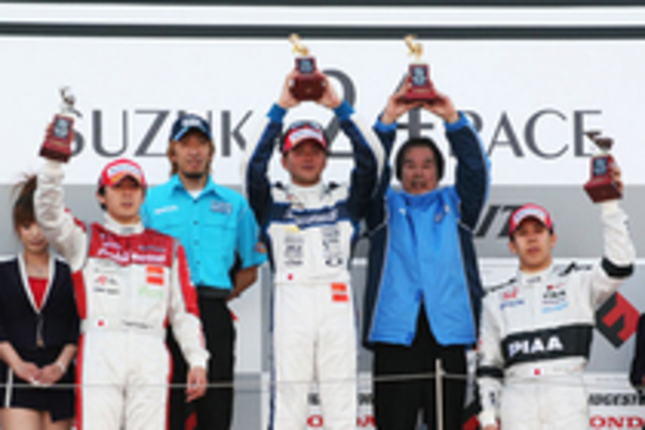 久しぶりに日本人ドライバーで表彰台が埋まった。
左から2位のNo.2 松田次生(mobilecast IMPUL)、服部尚貴Arabian Oasis IMPUL監督、優勝したNo.19 本山哲(Arabian Oasis IMPUL)、星野一義IMPUL総監督、3位のNo.32 小暮卓史(PIAA NAKAJIMA)。