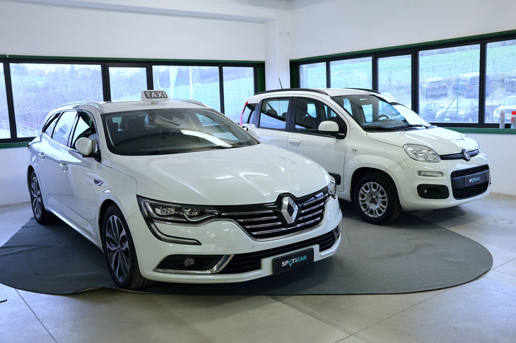 納車待ちブースには、「ルノー・メガーヌ エステート」のタクシー仕様（写真左）も。館内に「フィアット・パンダ」（同右）が1台しかなかったのは、その売れ足の早さを物語っている。