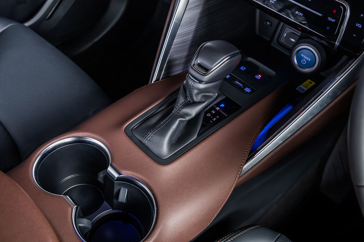 馬の鞍（くら）をイメージしたという幅広のセンターコンソール。「Z“レザーパッケージ”」グレードでは、ブラウン（写真）またはブラックの内装色が選択できる。ライト点灯に連動し、クリアブルーにともるイルミネーションも標準装備されている。