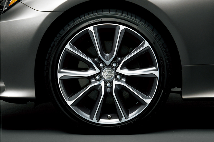 切削光輝仕上げが施された「レクサスRC」の19インチアルミホイール。