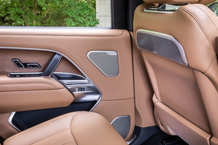 1600Wのコアアンプと4基のヘッドレスト内蔵20Wアンプ、サブウーファー、34個のスピーカーで構成される「MERIDIANシグニチャーサウンドシステム」を標準で装備。従来のアイテムと比べ、約5倍の音響処理能力を実現するという。